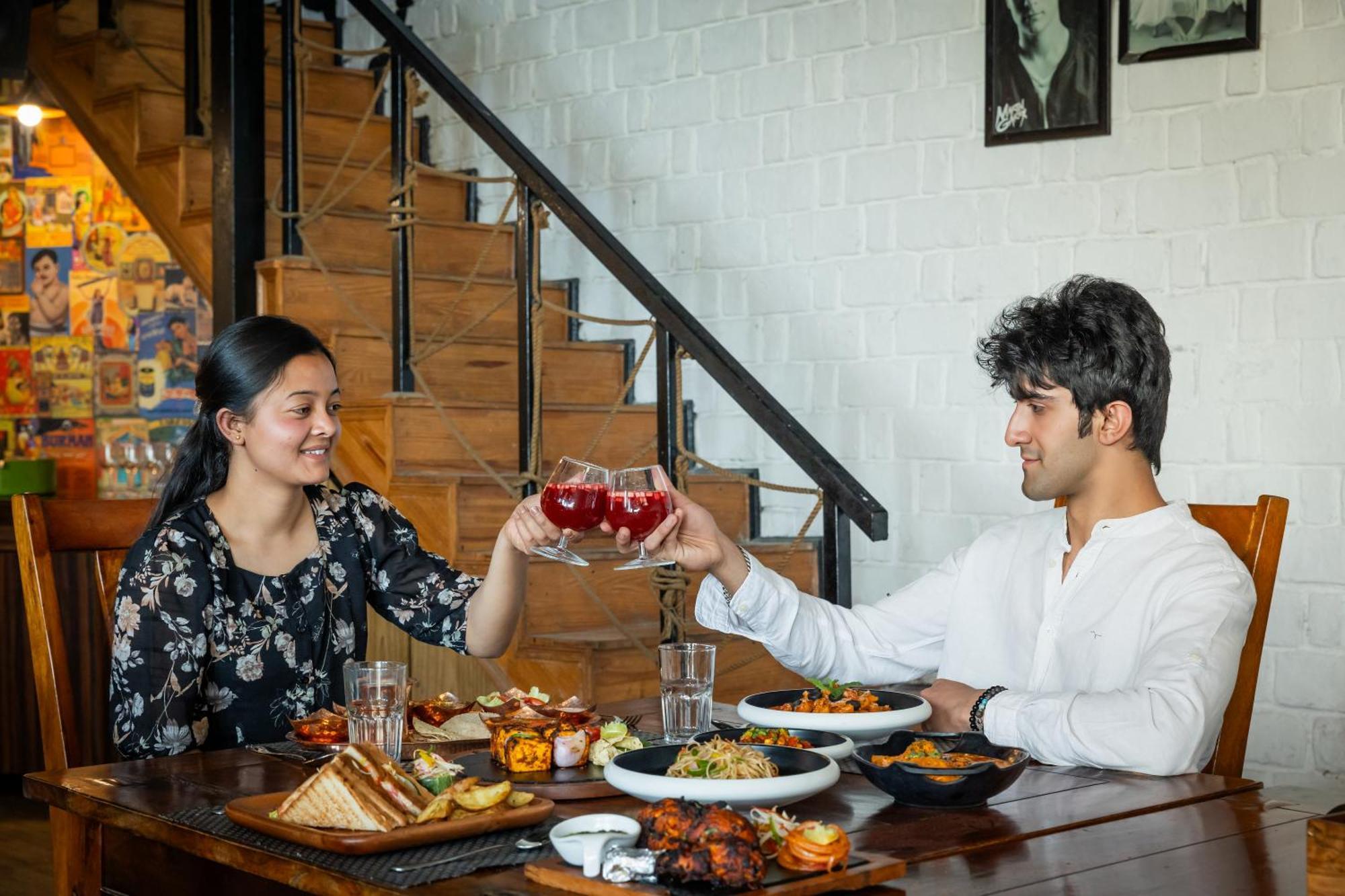 Zone Connect By The Park, Lansdowne Hotel Bagian luar foto